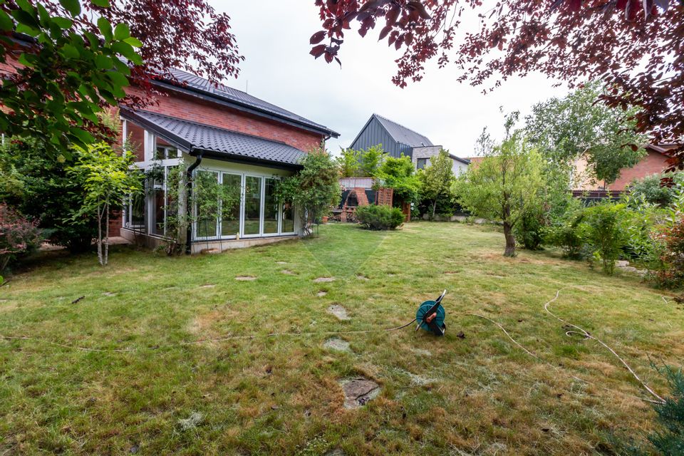 8 room House / Villa for sale