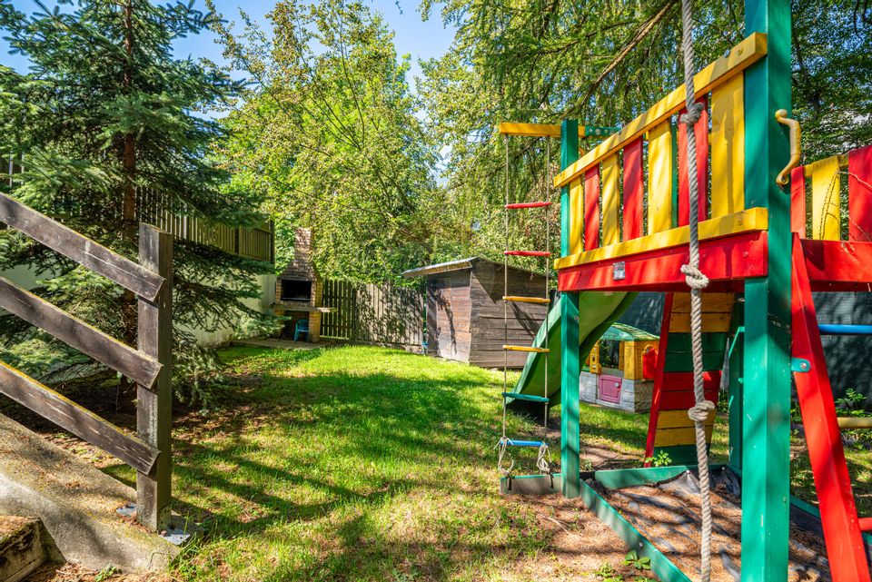 Casă P+M cu 6 camere în Bușteni - Zona Zamora