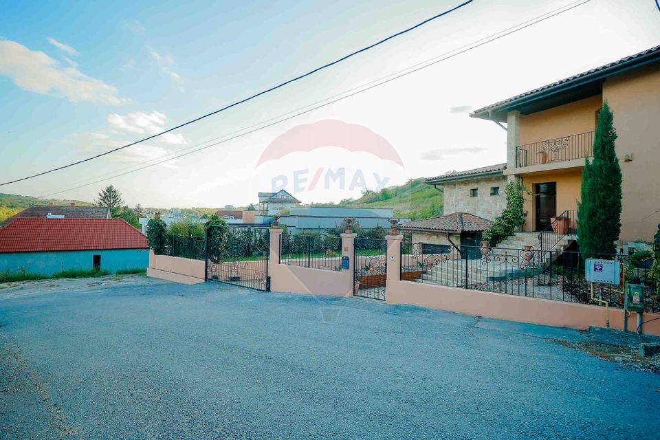 Casă / Vilă cu 5 camere de vânzare în zona Dealuri Oradea