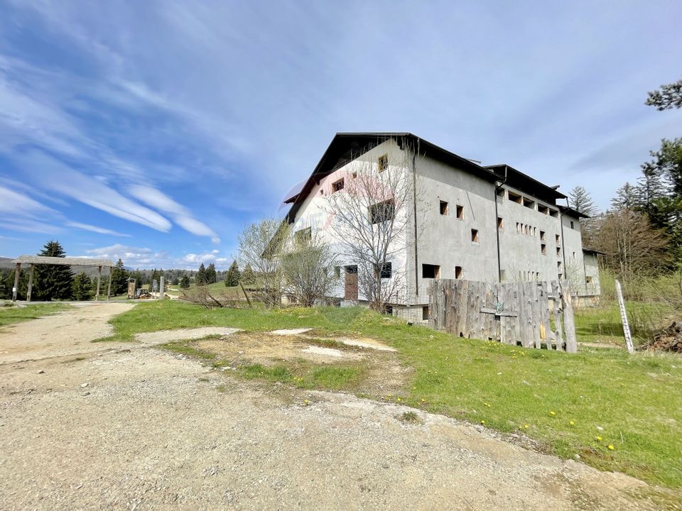 Land and multifunctional building, Poiana Brasov