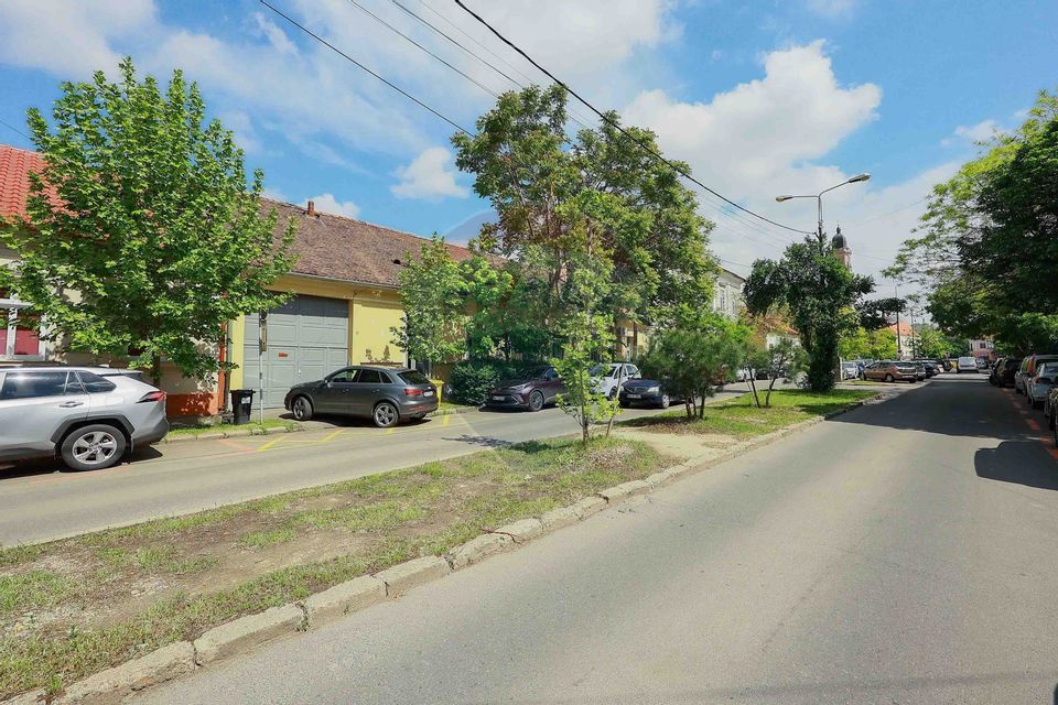 Casă la curte cu garaj privat, ultracentral, Dunărea Nr. 9, de vânzare