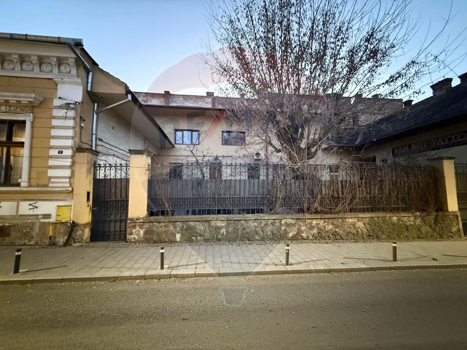 Apartament 4 camere, pe 2 niveluri si curte comuna în Centru