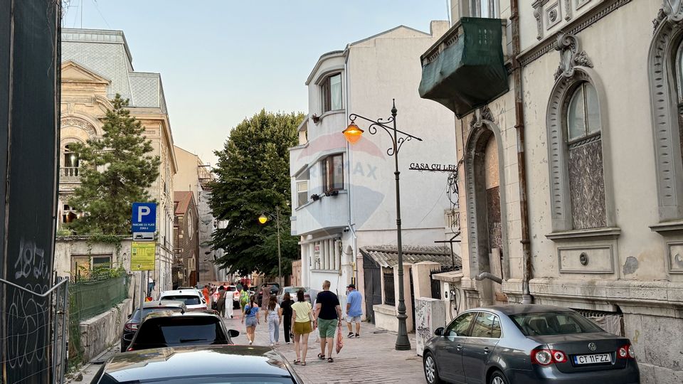 Duplex cu 9 camere de vânzare în zona Peninsula. D+P+E