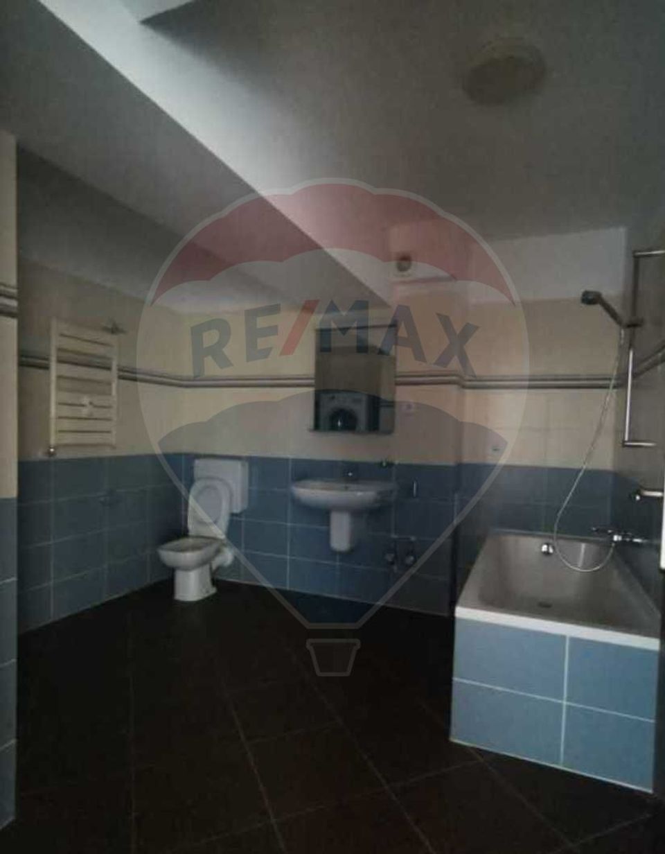 Apartament cu 4 camere de vânzare în zona Calea Bucuresti