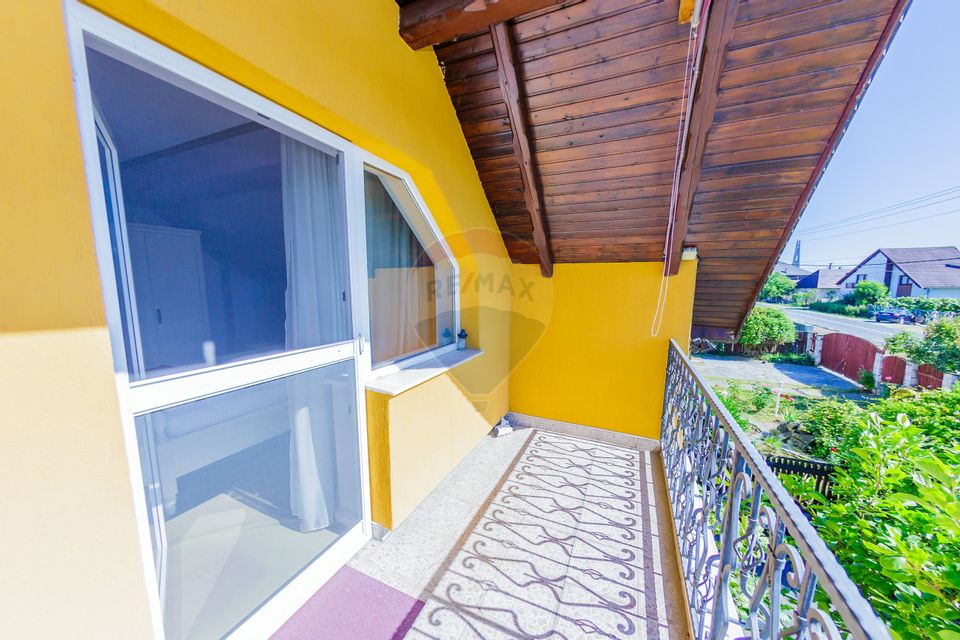 Casă cu 7 camere de vânzare la drumul principal cu 2 intrari