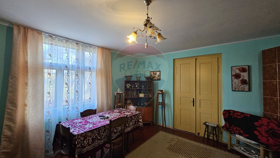 Casă / Vilă cu 3 camere de vânzare-Cacica-Suceava