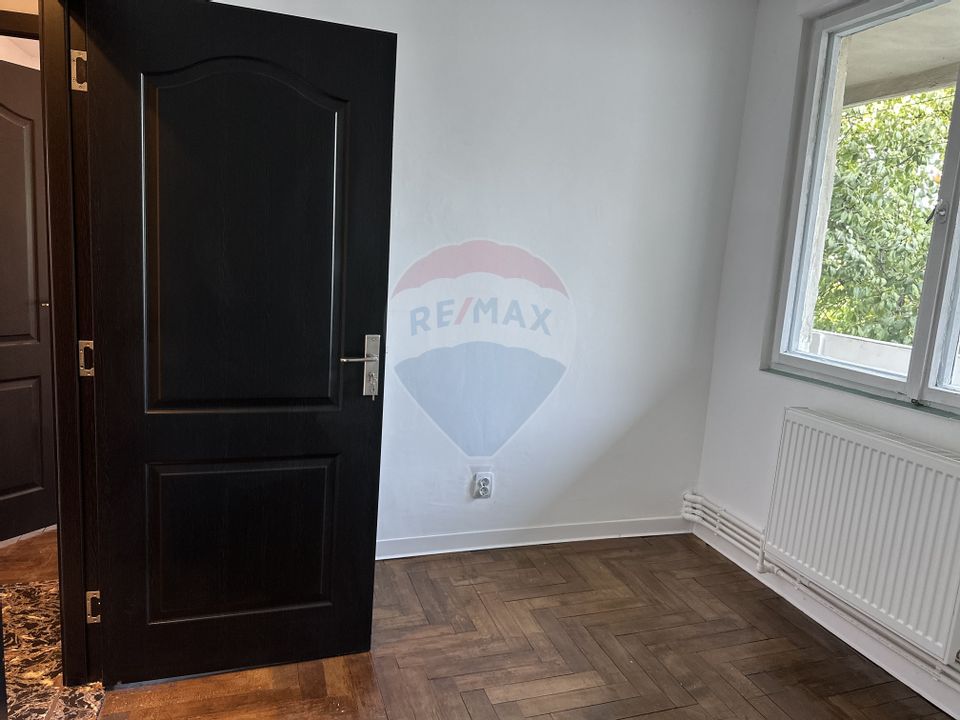 Apartament cu 4 camere de vânzare Roman central