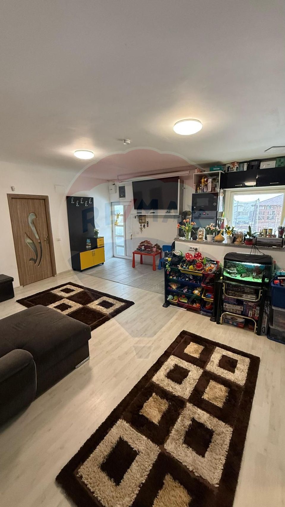 Casa 3 camere, teren 880 mp, beci, foisor, garaj, panouri solare