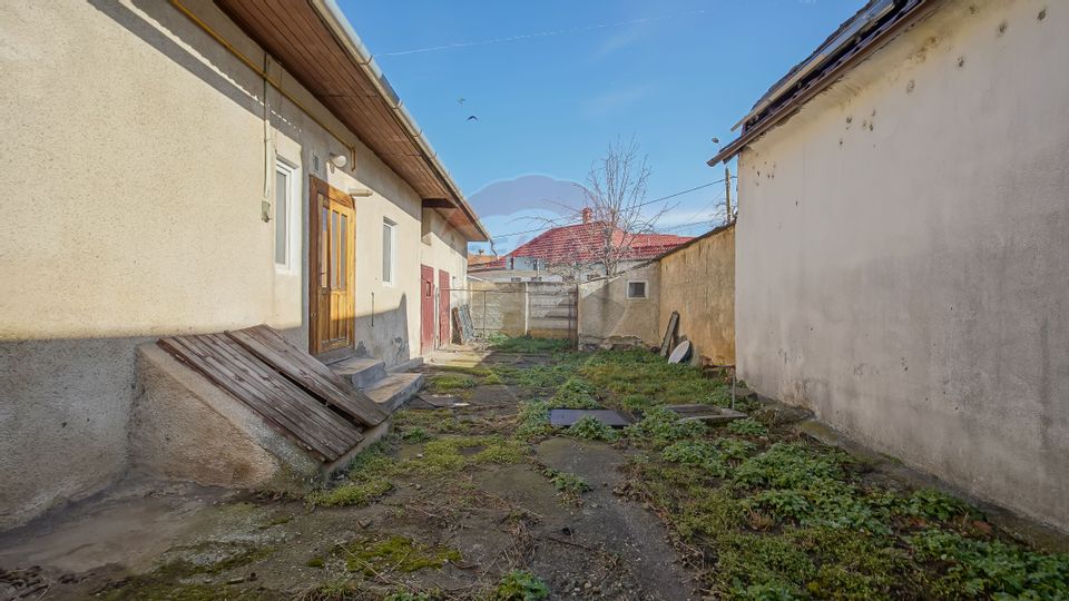 COMISION 0%! Casă cu Potențial de Renovare într-o Zonă Excelentă
