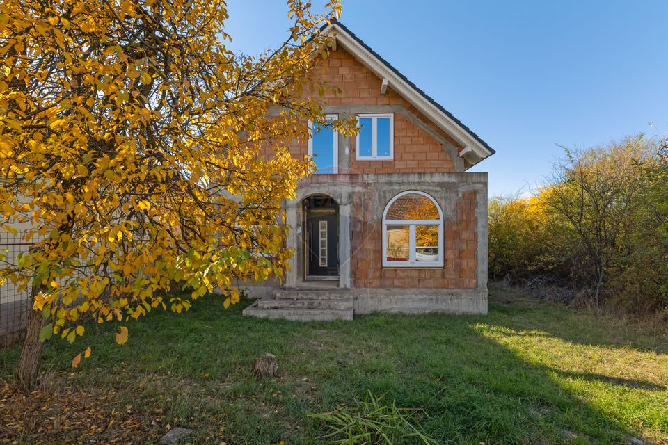 Casă la roșu cu teren generos, 500 mp, situată pe strada Ostașului