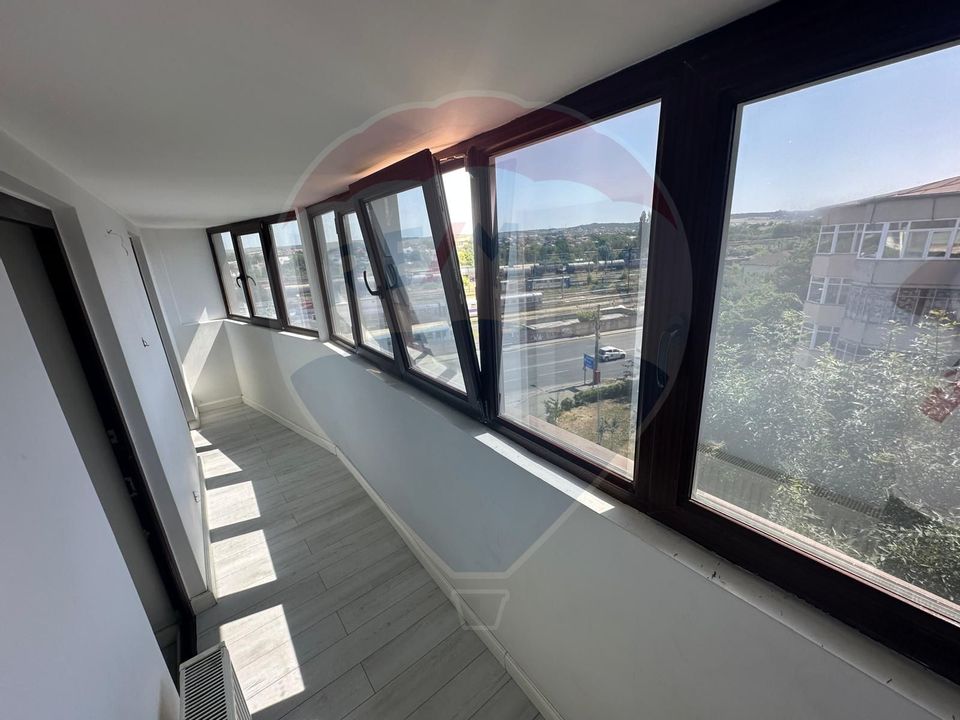 Apartament cu 4 camere de vânzare în zona Rovine