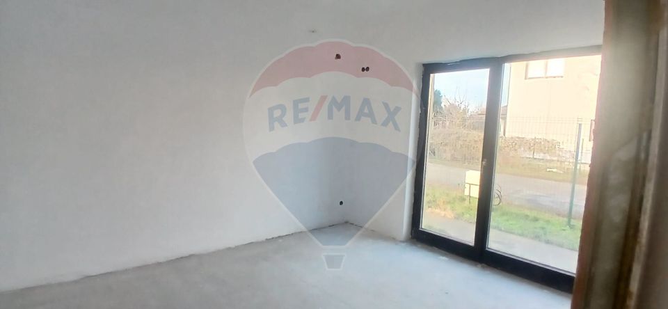 Vila 4 camere de vanzare Crevedia cartier privat 454mp teren