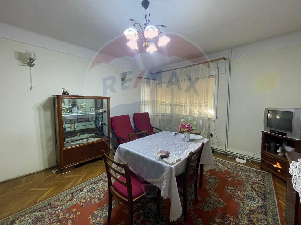 Casă / Vilă spațioasă cu curte generoasă în Urlați