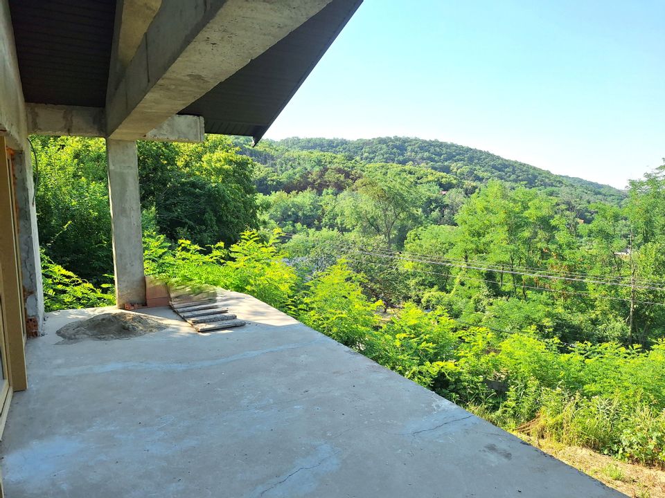 Casă / Vilă la gri aproape gata sa devina " acasa" !