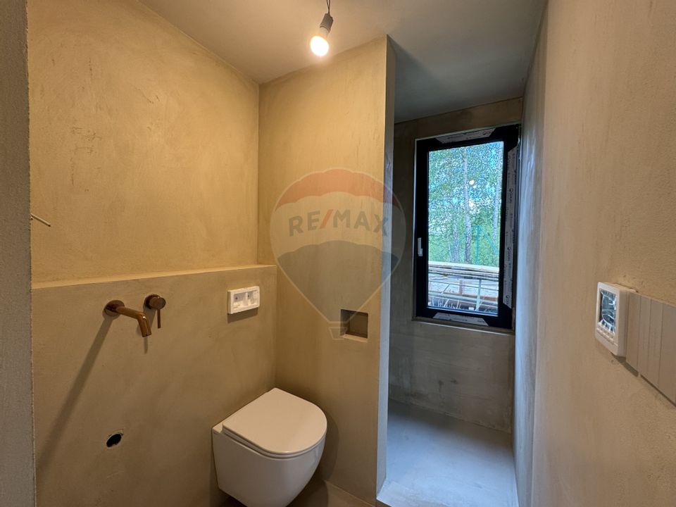 Doua case la munte, cu vedere superba, localizate in Poiana Marului