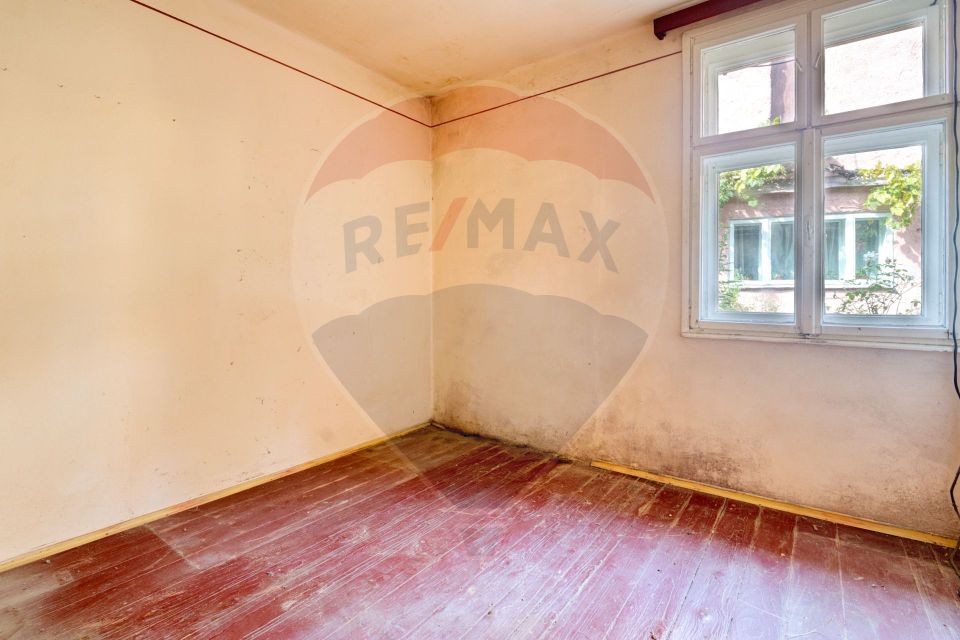 REZERVATA! Corp de casă de renovat, la intrarea pe strada De Mijloc