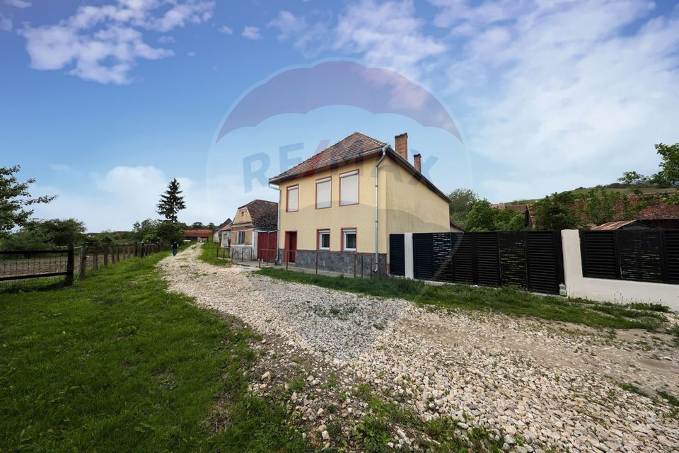 Casă de vacanta, cu annexe si pomi fructiferi, Ungra!