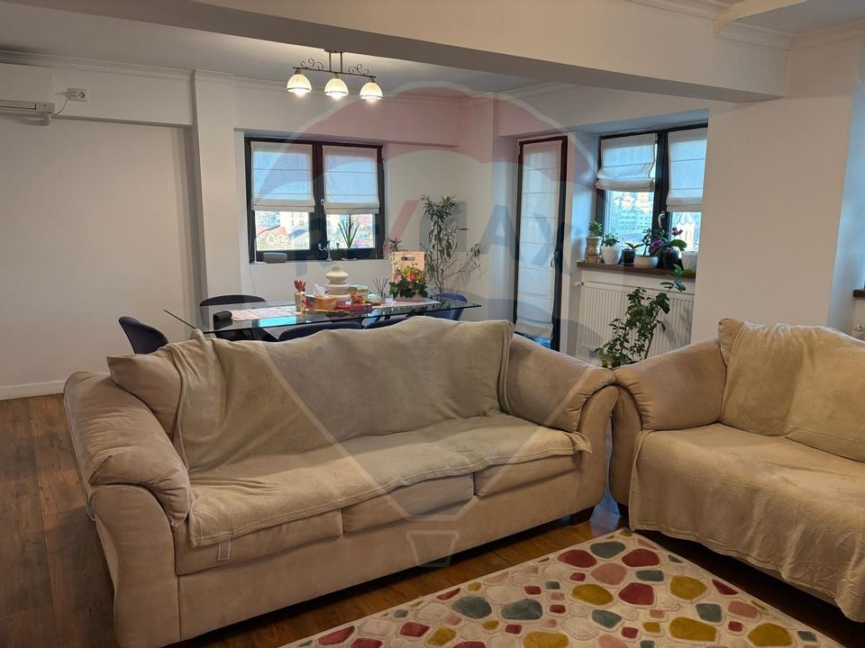 Apartament cu 4 camere de vânzare în zona Central