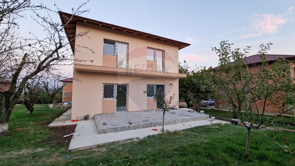 Casă/Vilă la Cheie, 5 Camere 600mp teren de Vânzare, Tomești-Chicerea