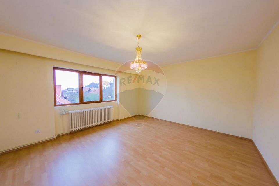 Casă de închiriat lângă parc – potrivită pentru centru / birouri