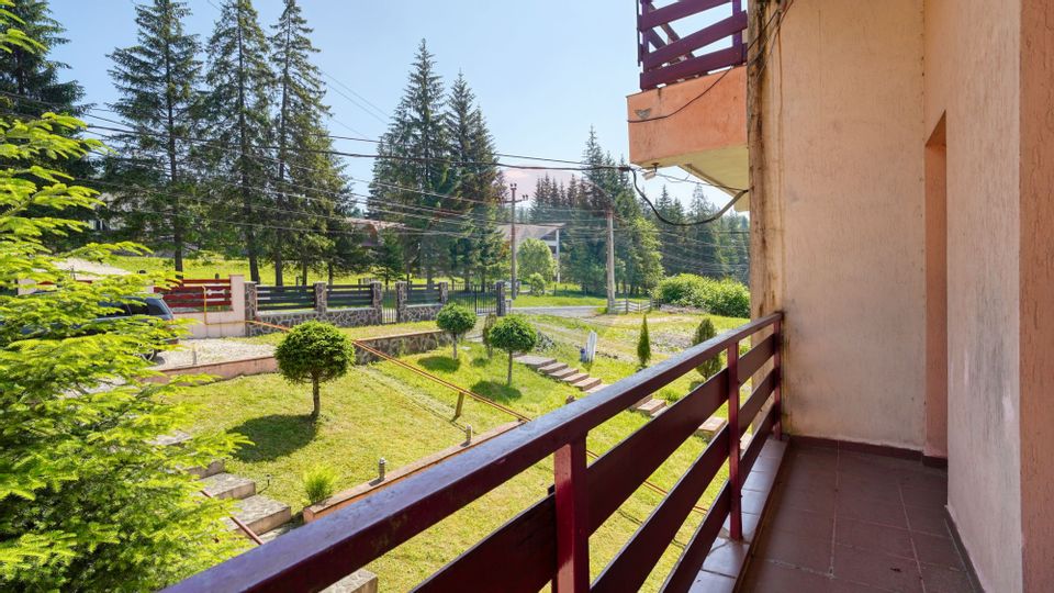 Casă / Vilă cu 8 camere de vânzare în zona Valea Rasnoavei