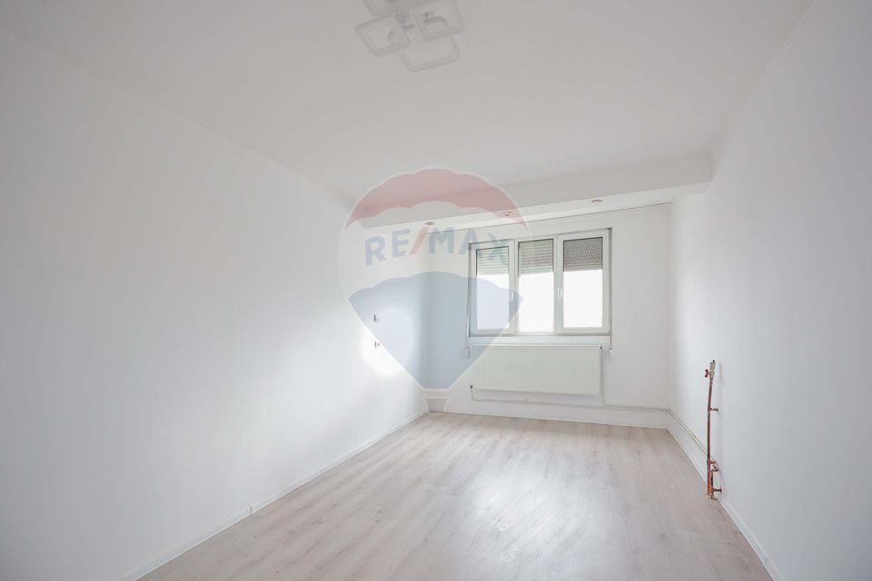 Apartament cu 3 camere de vânzare, zona Ioșia