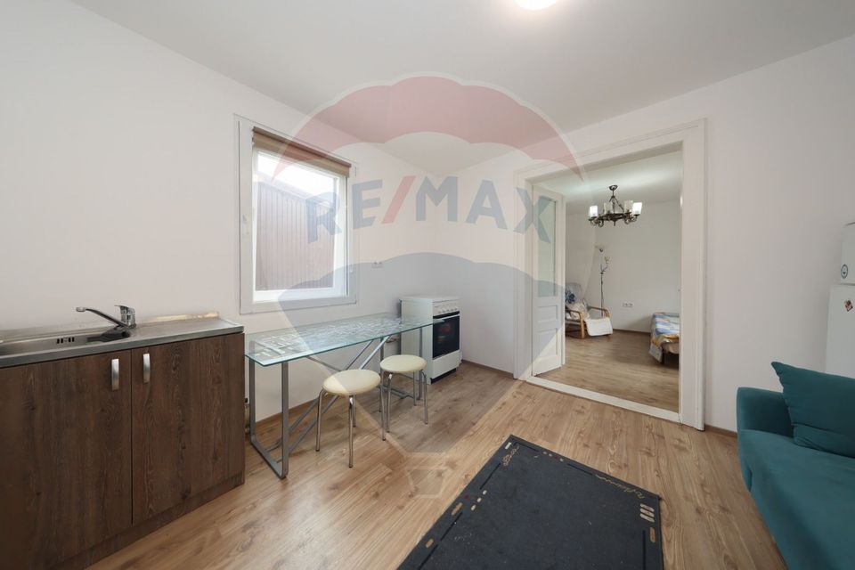 Casă cu 3 camere de vânzare în zona Schei