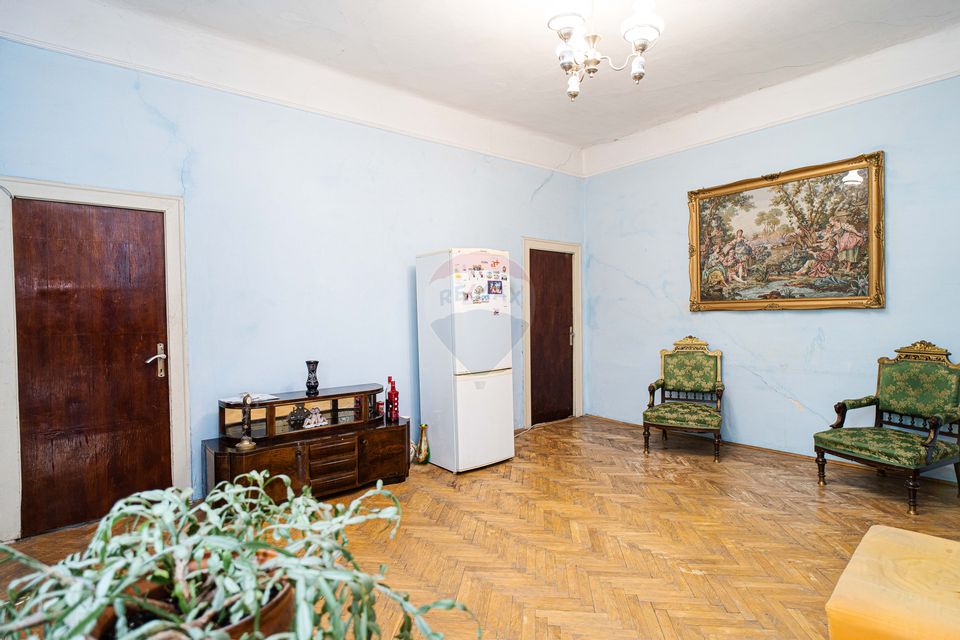 Apartament cu 4 camere de vânzare în zona Central