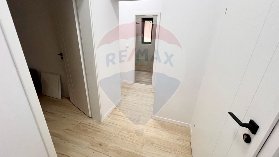 Apartam decomandat 2 cam la casa cu terasa, gradina - Pet Friendly