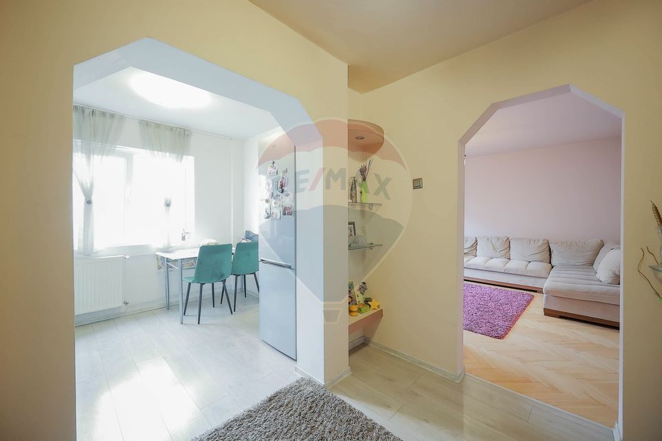 Apartament 3 camere de vânzare în zona Rogerius
