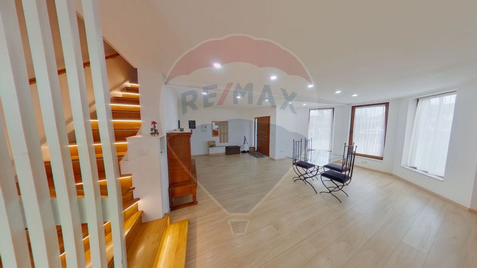 Casă / Vilă cu 6 camere de vânzare în zona Est