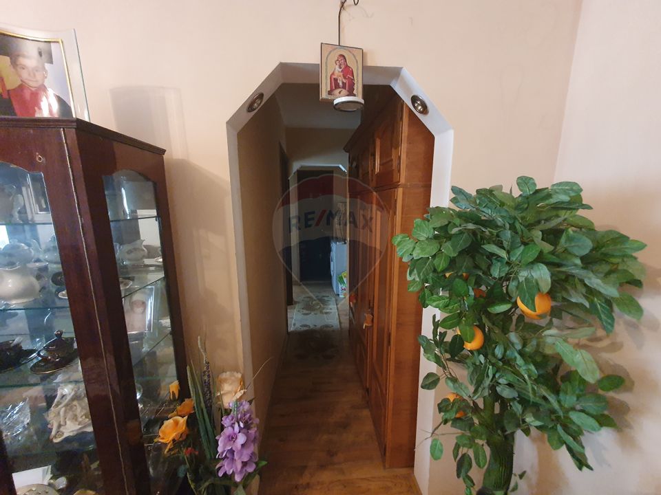 Apartament cu 3 camere de vânzare în zona Craiovita Noua