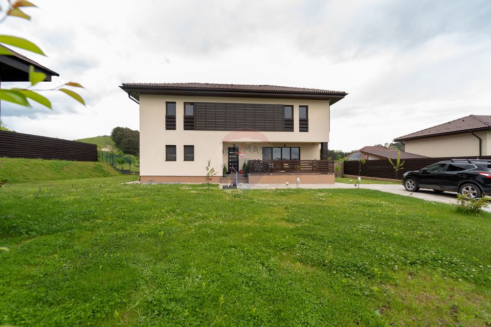 Casă individuală cu 4 camere - de vânzare în Hărman, Brasov