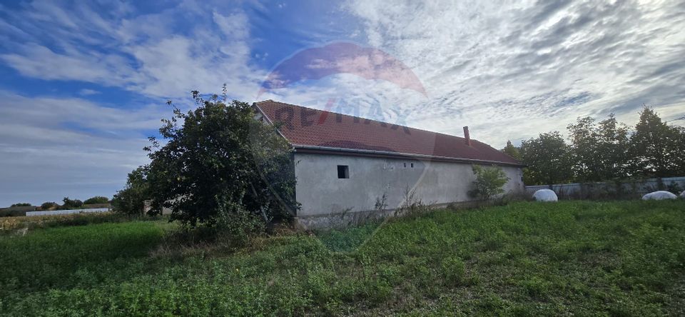 Teren si casă cu teren generos în Socodor