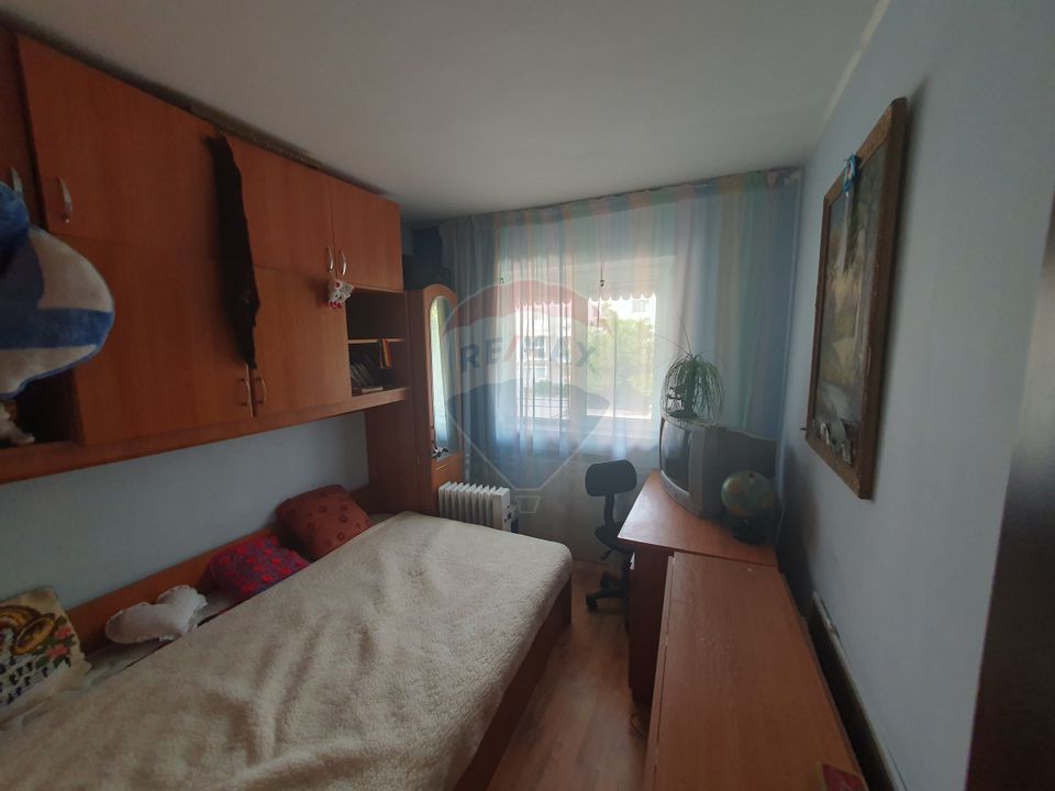 Apartament cu 3 camere de vânzare în zona Craiovita Noua