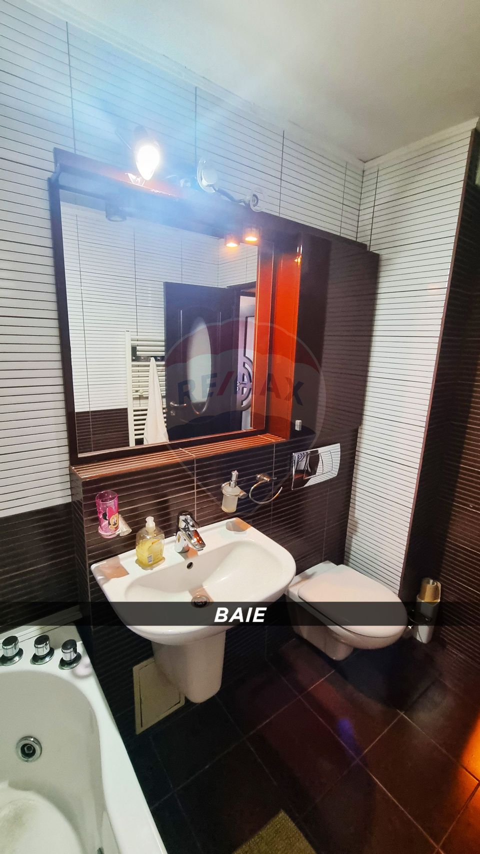 Apartament cu 3 camere de vanzare pe strada Moldovei