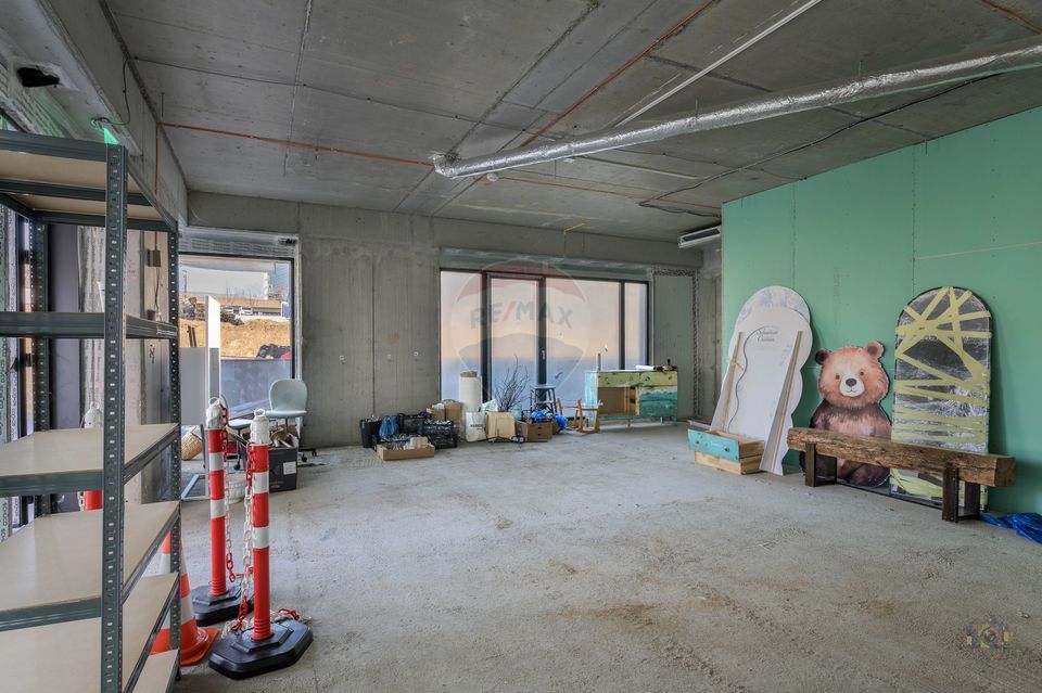 Spatiu ideal showroom/cafenea | vitrine + terasa