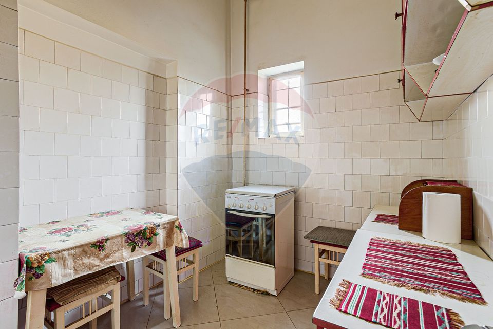 Apartament 4 camere spațioase,  curte,  zona Piata Catedralei