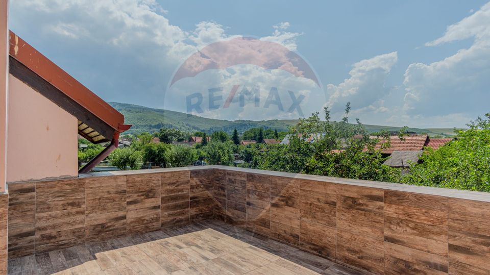 Casa CU POVESTE rezidential/ vacanta in Teliu cu 1700 mp teren!