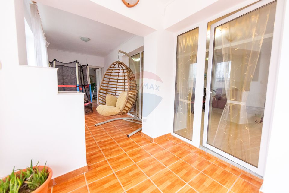 Casă spațioasă cu garaj dublu, foișor și curte amenajată