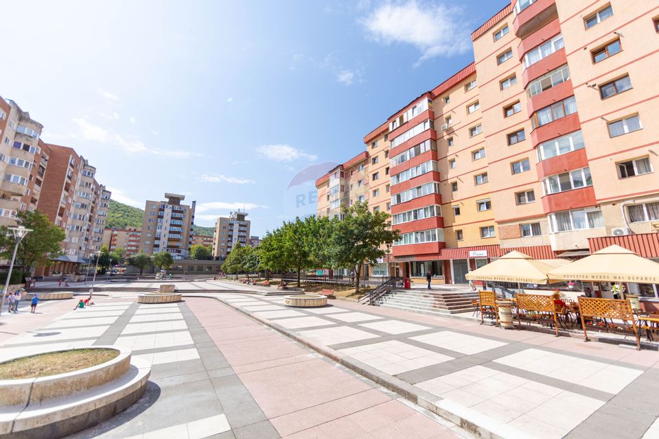 Apartament spațios de vânzare cu 4 camere, 2 băi și beci, Răcădău