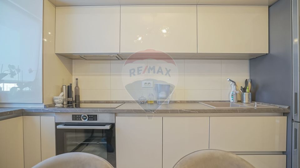 Apartament cu 3 camere de vânzare în zona Tractorul