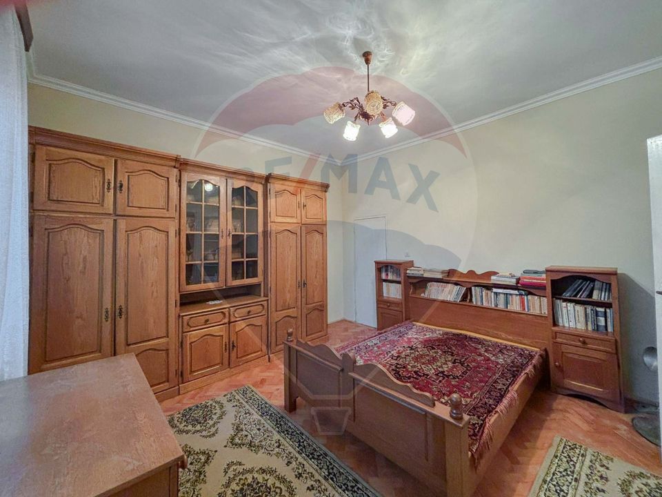 Casă / Vilă cu 5 camere de vânzare în Aleșd zona Ultracentral