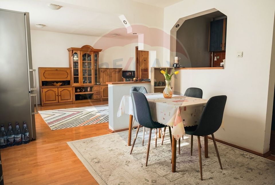 8 room House / Villa for sale, Sud-Est area