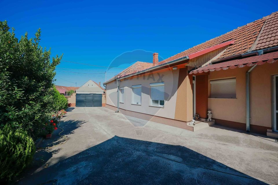 Casă și teren de 1397 mp de vânzare în Ineu, la 18 km de Oradea