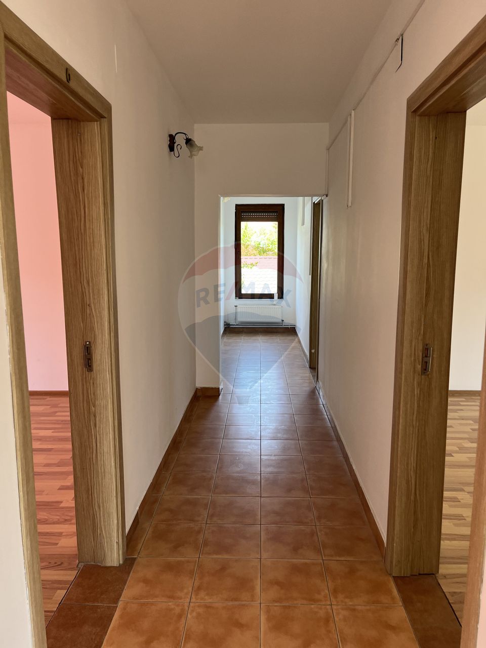 Casă cu 6 camere de vânzare în Pitești