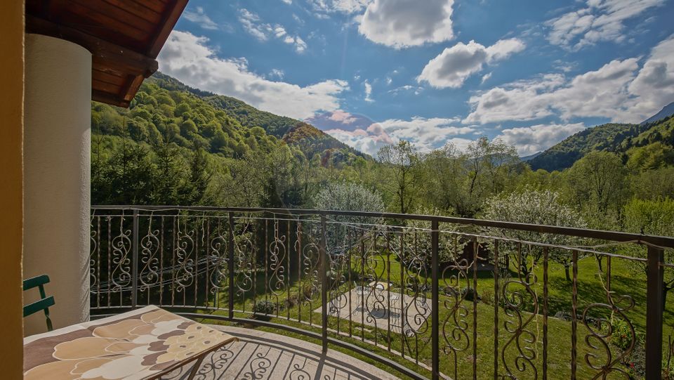 Vilă în zona Glăjărie, 10 camere, Sp + E + M, teren 2789 mp