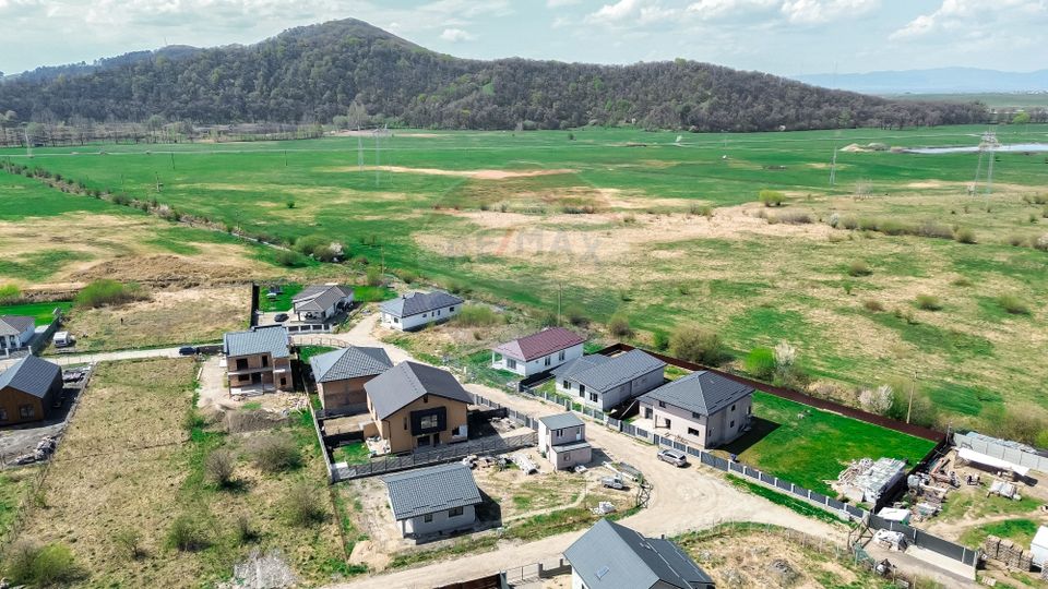 Casă cu 4 camere de vânzare, 130mp utili, teren 600mp in Harman