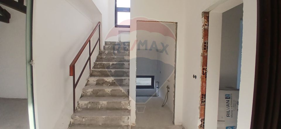 Casa individuala 4 camere cu teren 454 mp cartier privat Crevedia