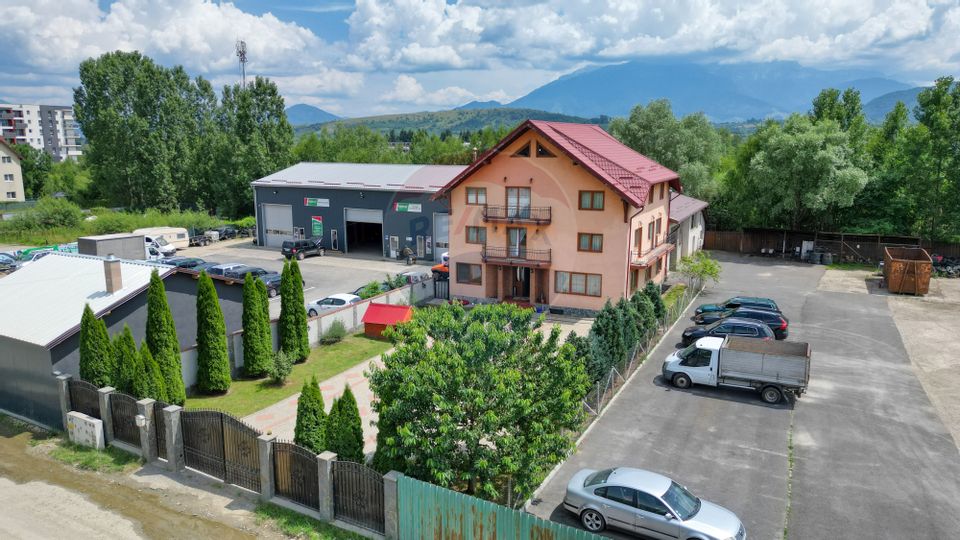 Casă / Vilă cu 10 camere de vânzare în zona Blocuri - Zărnești